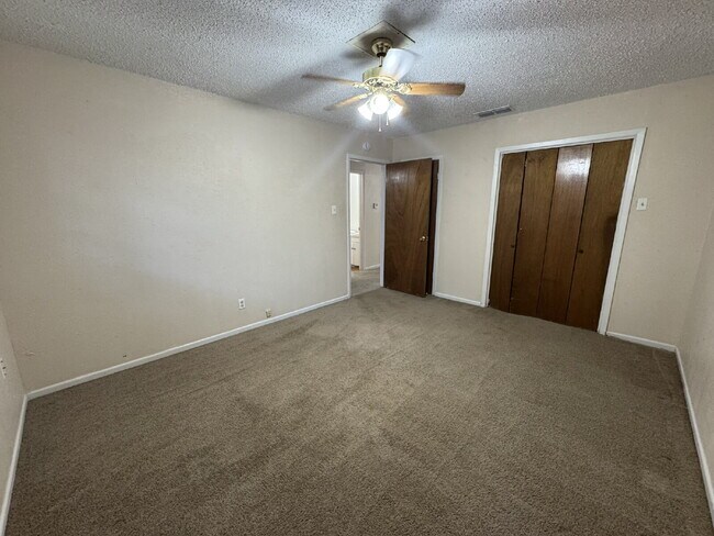 Building Photo - 2 bedroom 1 bath Budget Friendly!!