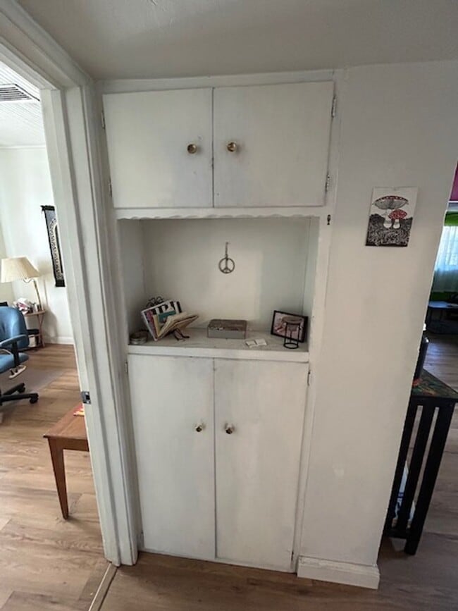 Building Photo - 3 bedrooms-1 bath - on 4th Ave