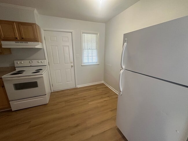 Building Photo - OPEN HOUSE 3/28 from 1PM to 3PM. Pet Friendly 2 Bedroom, 1 Bath Duplex Located in the Center of W...