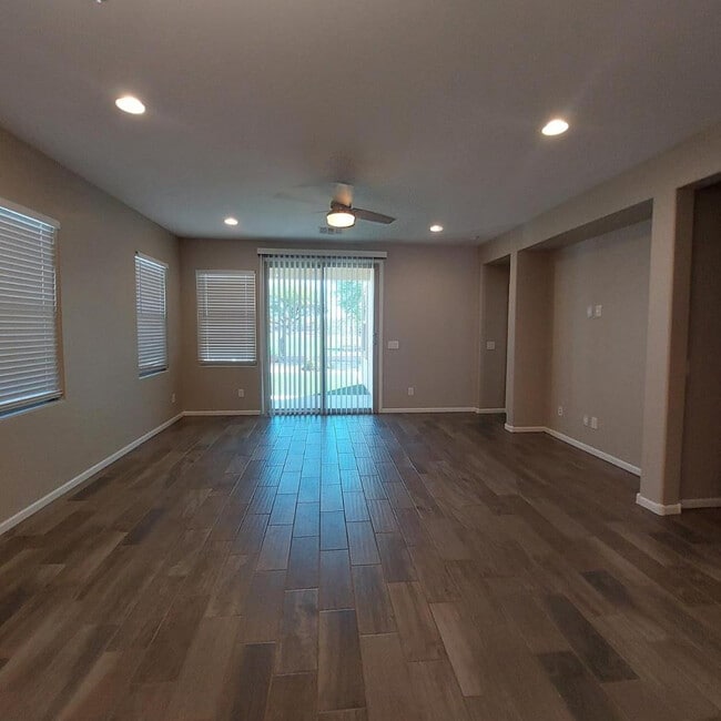 Building Photo - 1025 S 200th Ln