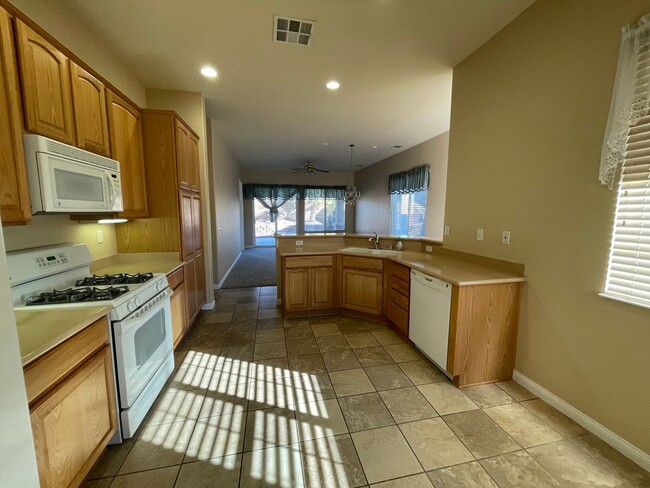 Building Photo - Apple Valley-Del Web Home, 2 Bedrooms,2 Ba...