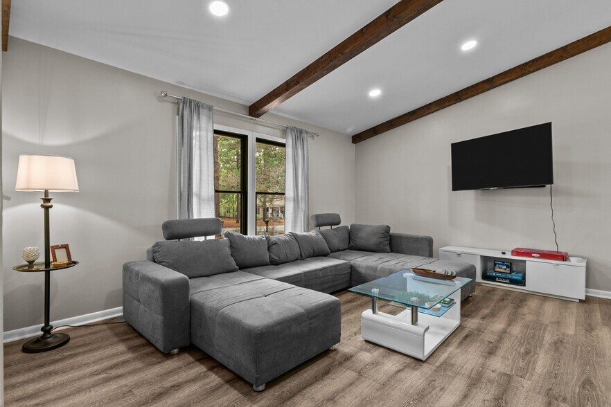 Building Photo - 1635 Longleaf Dr E