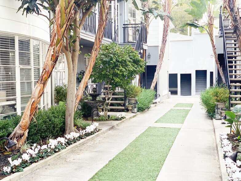 Building Photo - 1119 N Sweetzer Ave