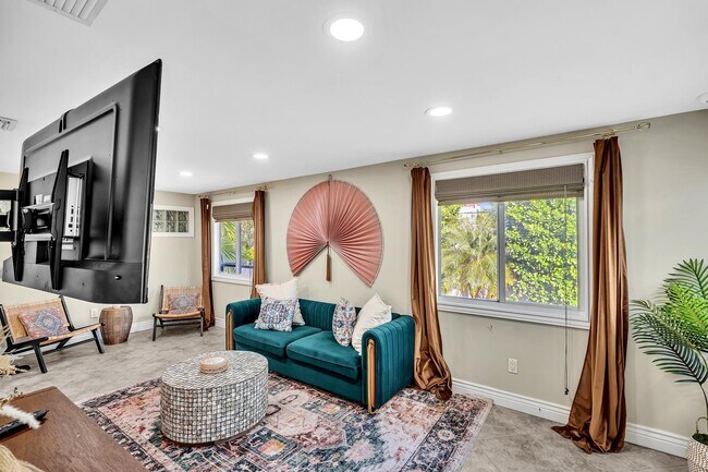 Building Photo - 3450 NE 19th Ave