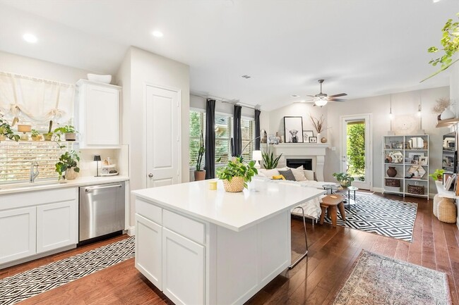 Building Photo - 4520 Del Rey Ave