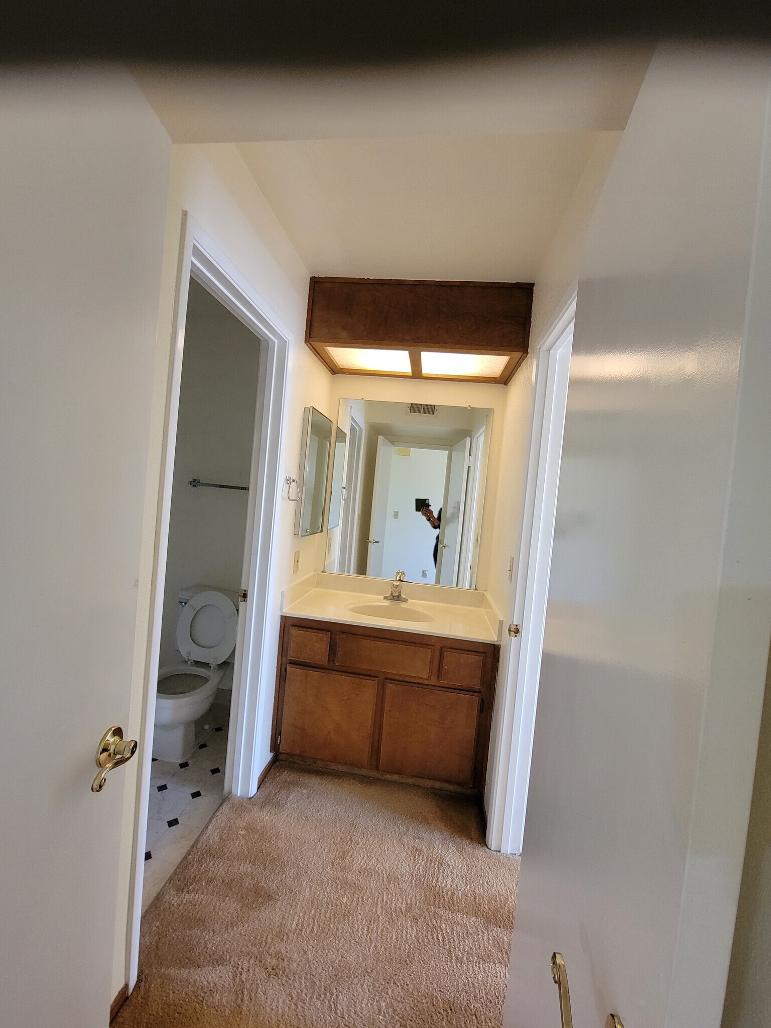 Bedroom 2 suite vanity - 606 San Conrado Ter