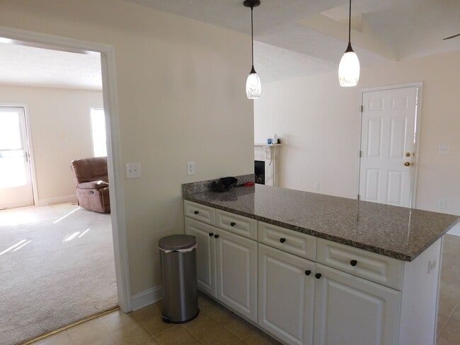 Building Photo - 119 Pella Ln