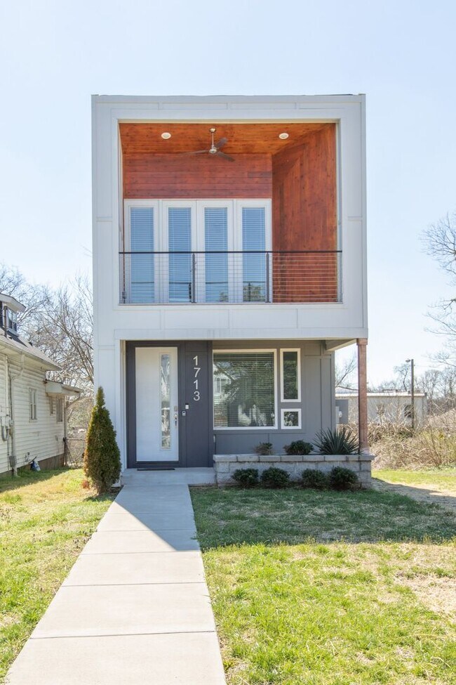 Building Photo - 3 Bed 2.5 Bath Single-Family Urban Home