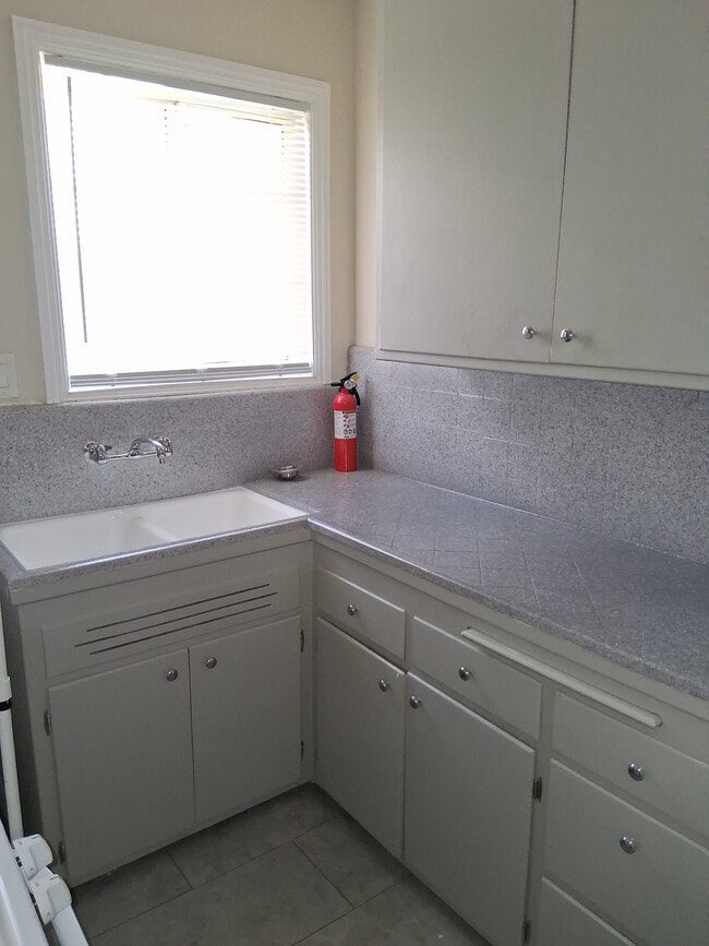 Building Photo - 5850 David Ave