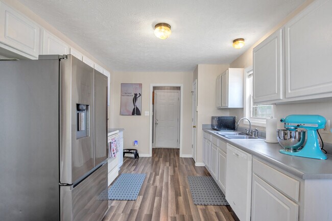 Building Photo - 703 Fairbluff Dr