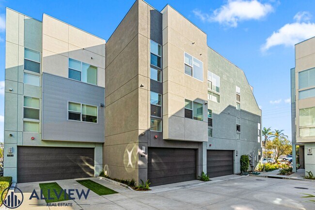Building Photo - Beautiful three story live/work townhome i...