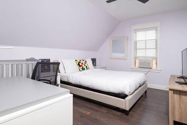 Building Photo - 810 Broadway-SI ID1511377P