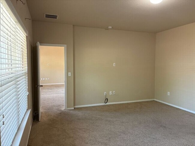 Building Photo - **Move-In Bonus! $500 Amazon Gift Card with 12-Month Lease at Current Rent**