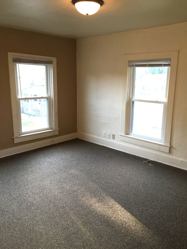 Building Photo - 3 Bedroom Near UWO