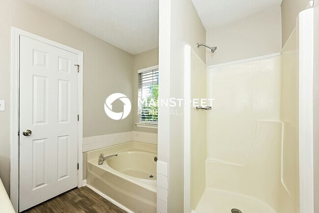 Building Photo - 3 Bedroom Pet-Friendly Home in Riverdale, GA with Main Street Renewal