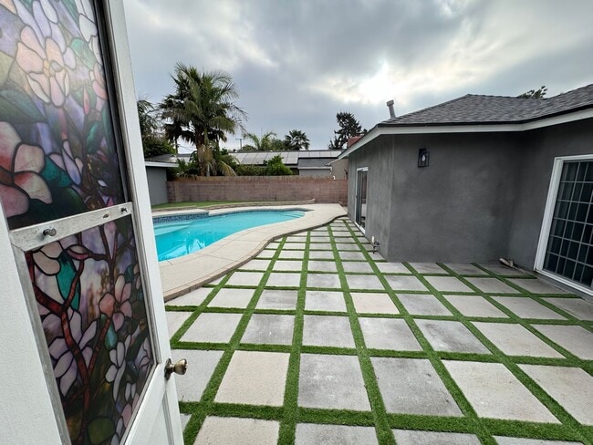 Building Photo - Beautiful 3 bedroom 2 bath Pool Home...  this one is a SHOW STOPPER