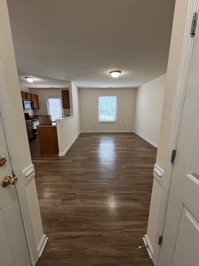 Building Photo - RENT SPECIAL!! Half off 1st months' rent i...
