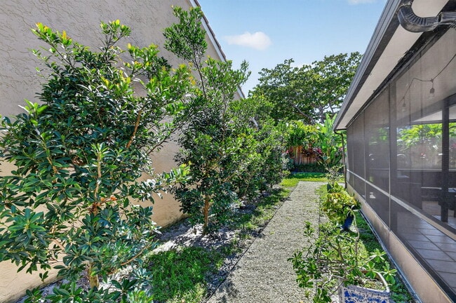 Building Photo - 1630 NW 22nd Ave