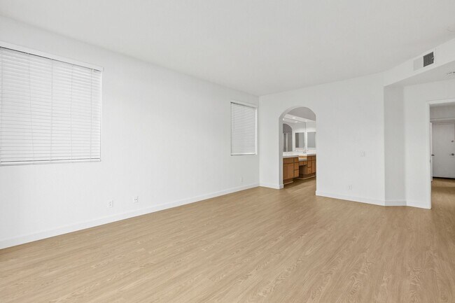 Building Photo - Spacious Vista Home