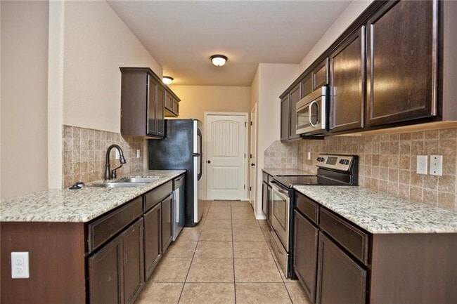 Building Photo - 901 Oakwood Ln