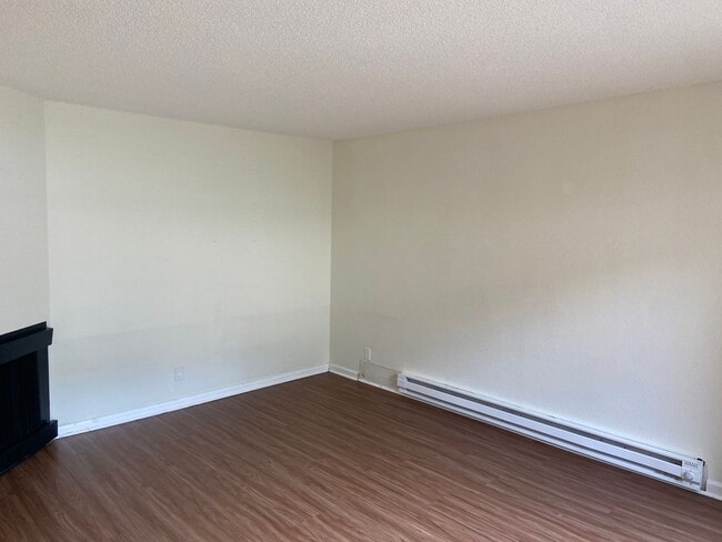 Building Photo - Townhouse Condo 2 BD / 1.5 BA