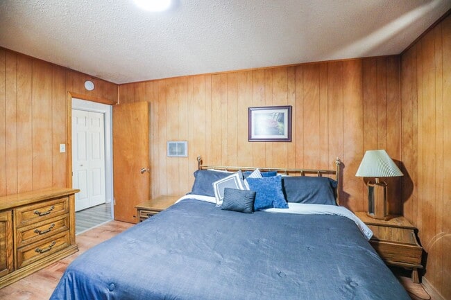 Building Photo - Cozy One Bedroom One Bath Retreat -  FURNI...