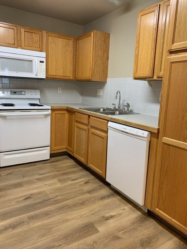 Building Photo - STUDENTS WELCOME! 3 Bed, 2 Bath Duplex in ...