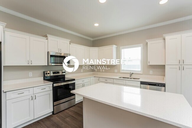 Building Photo - 4 Bedroom Pet-Friendly Home in St. Petersburg, FL with Main Street Renewal