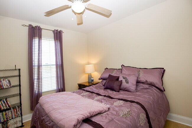 Building Photo - Charming 3 BR/2BA Ranch with fully fenced ...