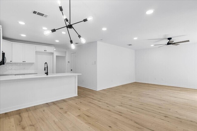Building Photo - 910 Willow Dr