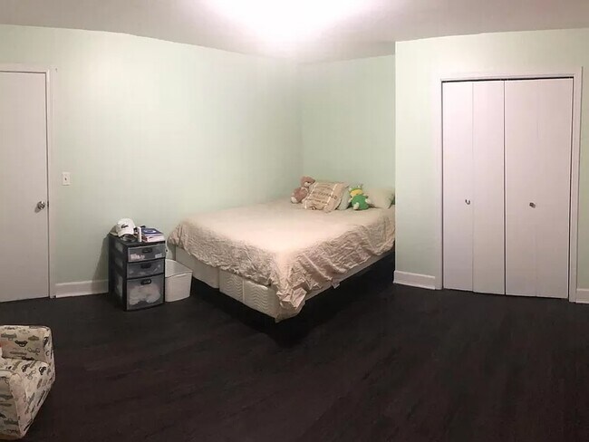 Building Photo - 6013 W Gunnison St