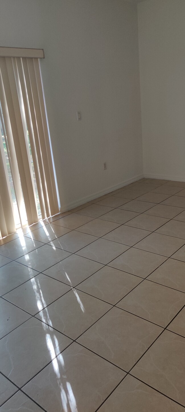 Building Photo - 605 SW 10th St