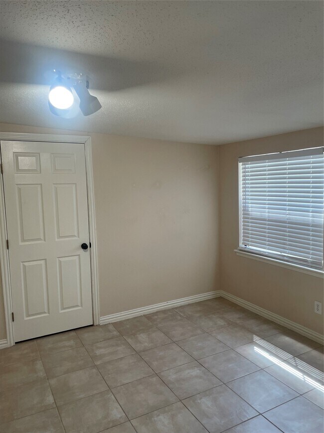 Building Photo - 17401 Red Oak Dr