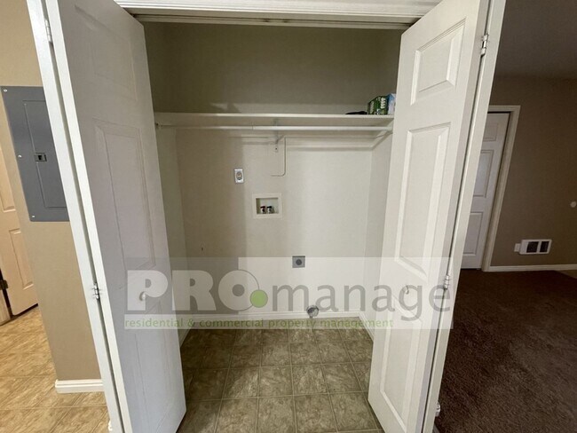 Building Photo - 2 Bed / 1 Bath Apartment - Idaho Falls