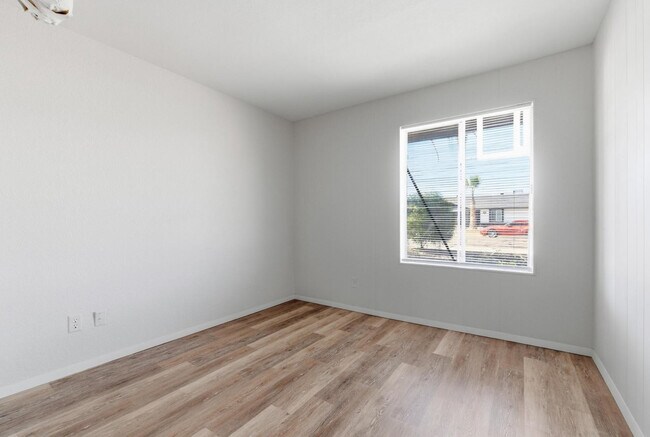 Building Photo - 4047 W Sweetwater Ave