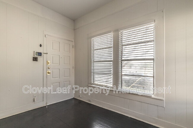 Building Photo - 323 Barrera St