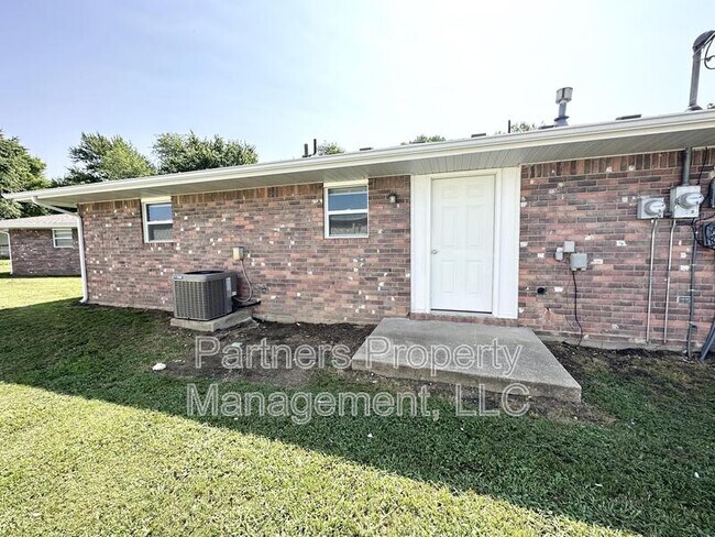 Building Photo - 107 N Pine Ave