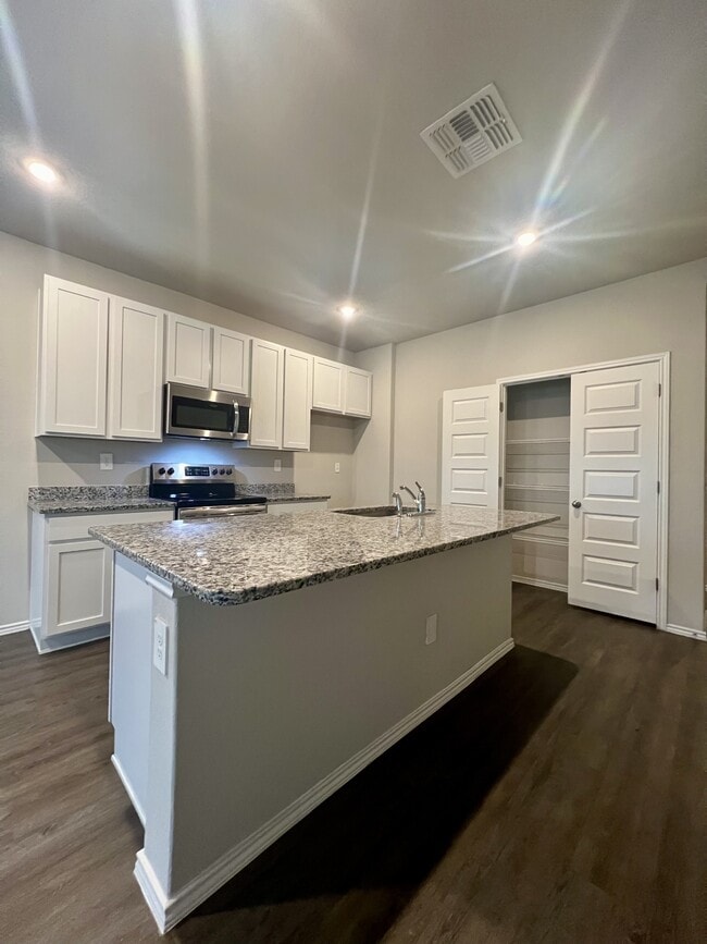 Building Photo - 596 Jennifer Wy