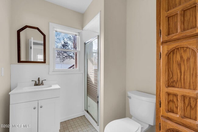 Building Photo - 613 Champlain St