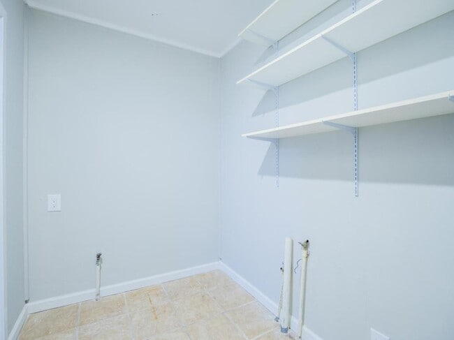 Building Photo - 804 Lakeland Ave