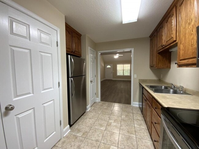 Building Photo - 104 Lakeview Commons Dr