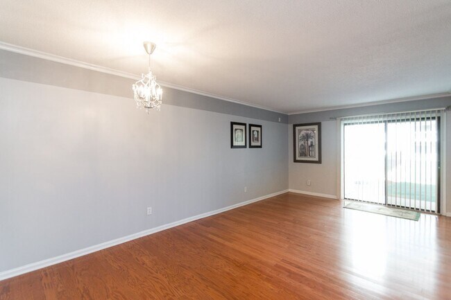 Building Photo - Pool View Condo Available!