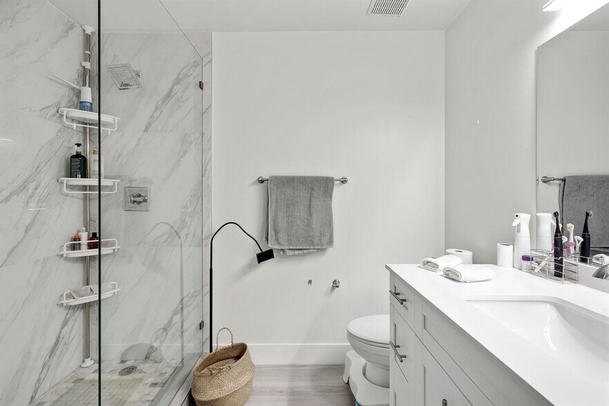 Building Photo - 3961 Adra Ave