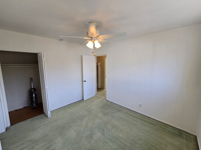 Building Photo - Classic 3 Bed, 2 Bath Home on Large Lot