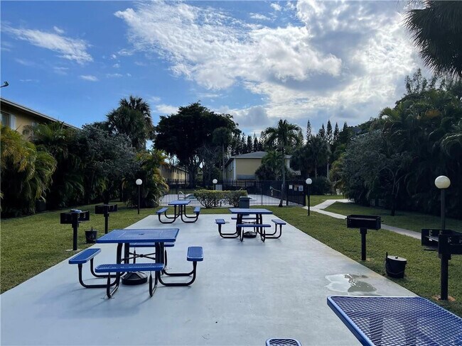 Building Photo - 550 SE 2nd Ave