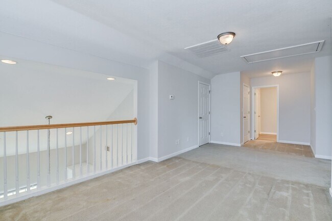 Building Photo - 3 Bedroom 2.5 Bath Townhouse