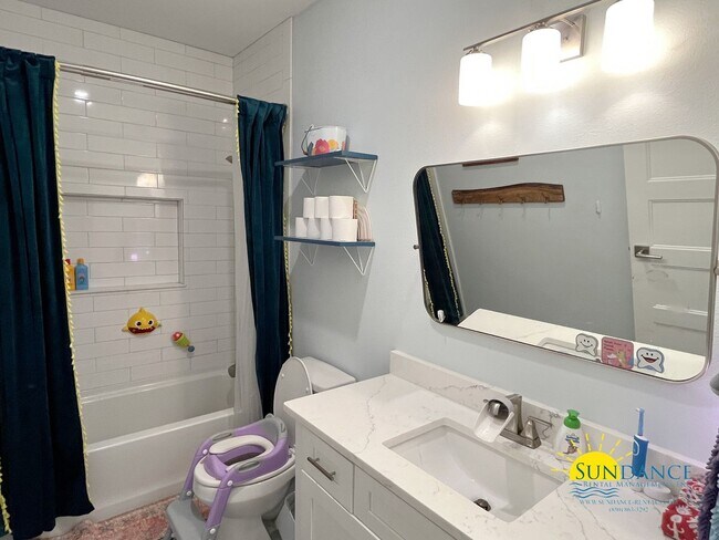 Building Photo - Efficient Solar 4-Bedroom Home in Navarre’s La Fontaine Gated Community with Deeded Beach Access!