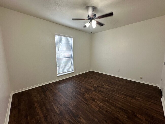 Building Photo - Move-In Ready in Plano