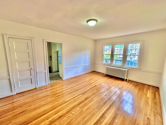 Building Photo - Spacious 6 bedroom 3.5 bath Tudor Townhouse w/Deck close to Georgetown University & Hospital