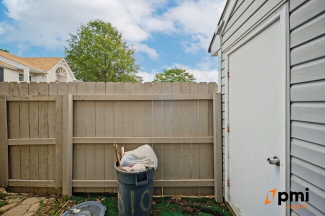 Building Photo - 2 Bed 2.5 Bath renovated townhome Virginia Beach